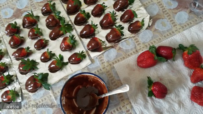 Tort cu Crema de Ciocolata si Capsuni