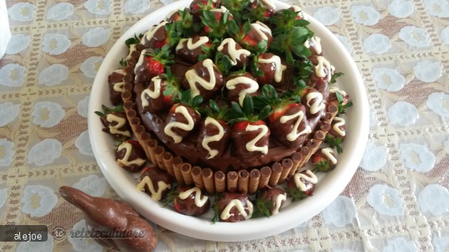 Tort cu Crema de Ciocolata si Capsuni