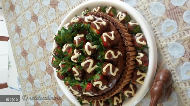 Tort cu Crema de Ciocolata si Capsuni