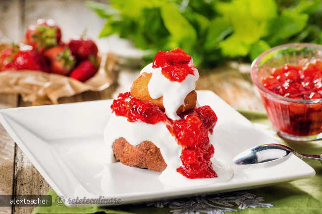 Reţetă de preparare a papanaşilor cu dulceață de căpșuni
