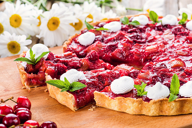 Tarta cu rubarba si cirese