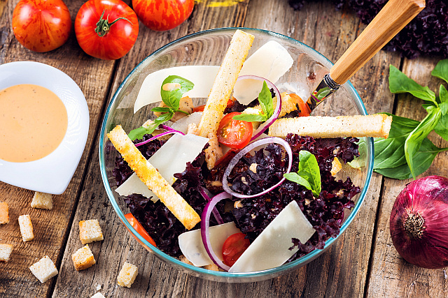 Salata cu pui, rosii cherry si parmezan