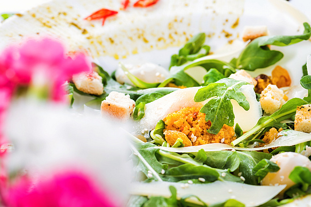 Salata cu ruccola si parmezan