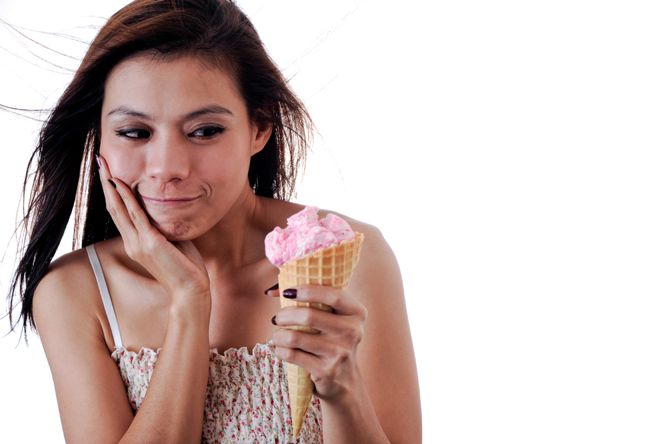 Efectele inghetatei asupra dintilor si cum tratam durerea dentara la rece