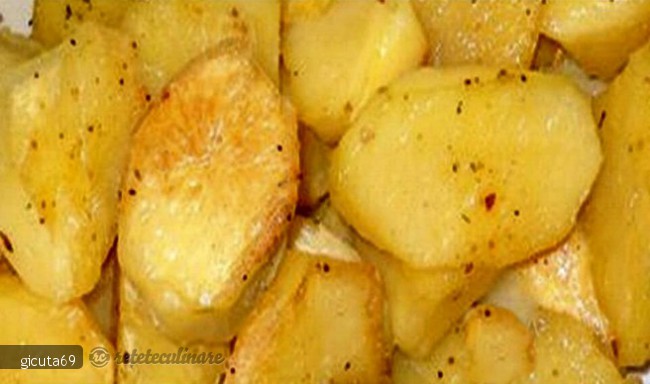 Cartofi aurii cu carne de la garnita