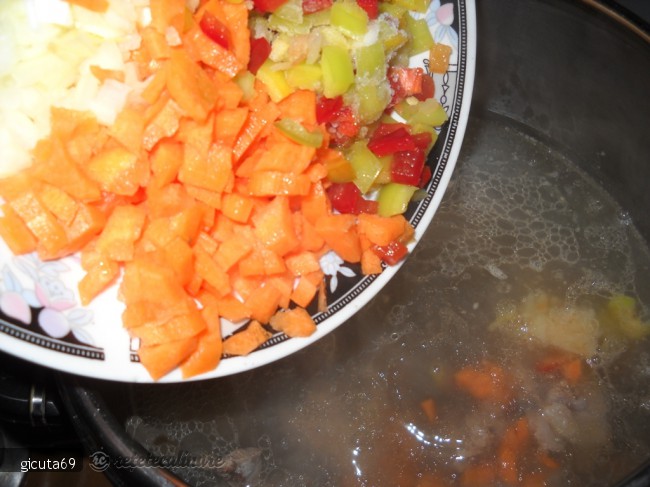 Ciorba de sira de porc cu taitei de casa