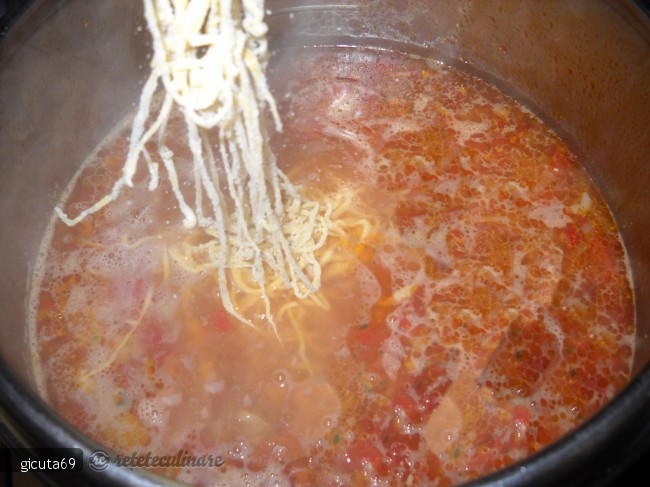 Ciorba de sira de porc cu taitei de casa
