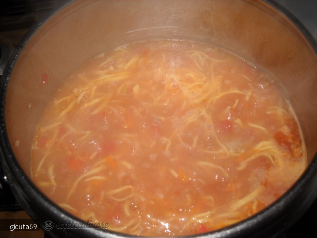Ciorba de sira de porc cu taitei de casa