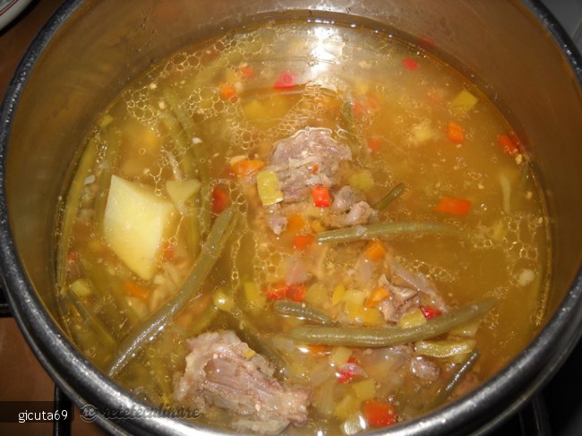 Ciorba de Oase de Porc cu Zeama de Varza