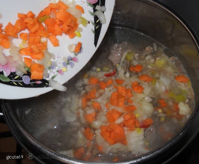 Ciorba de Oase de Porc cu Zeama de Varza