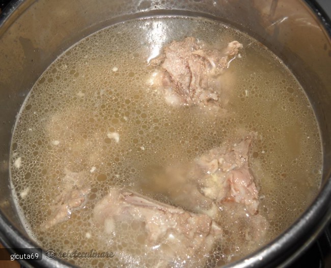 Ciorba de Oase de Porc cu Zeama de Varza