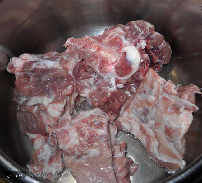 Ciorba de Oase de Porc cu Zeama de Varza