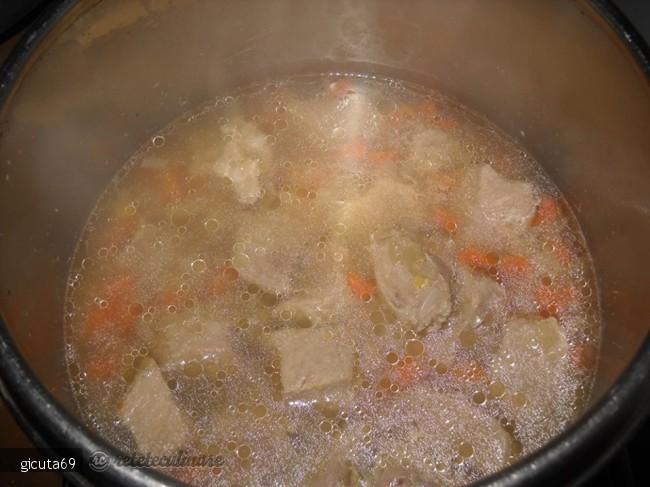 Mancare de Mazare cu Carne de Porc