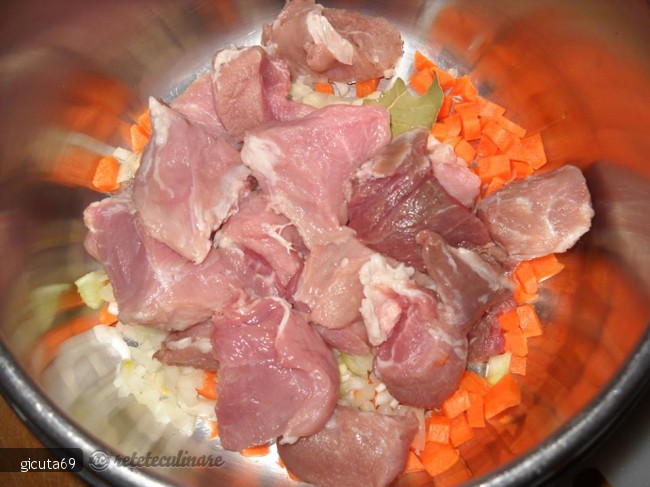 Mancare de Mazare cu Carne de Porc