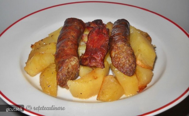 Carnati si Carne Afumata cu Cartofi la Cuptor