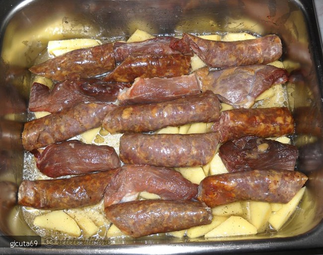 Carnati si Carne Afumata cu Cartofi la Cuptor
