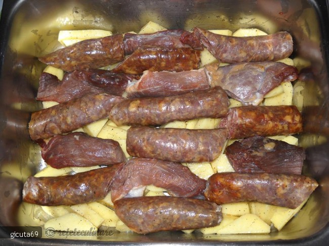 Carnati si Carne Afumata cu Cartofi la Cuptor