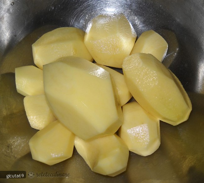 Carnati si Carne Afumata cu Cartofi la Cuptor