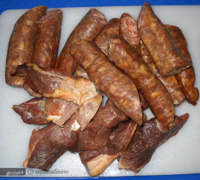 Carnati si Carne Afumata cu Cartofi la Cuptor