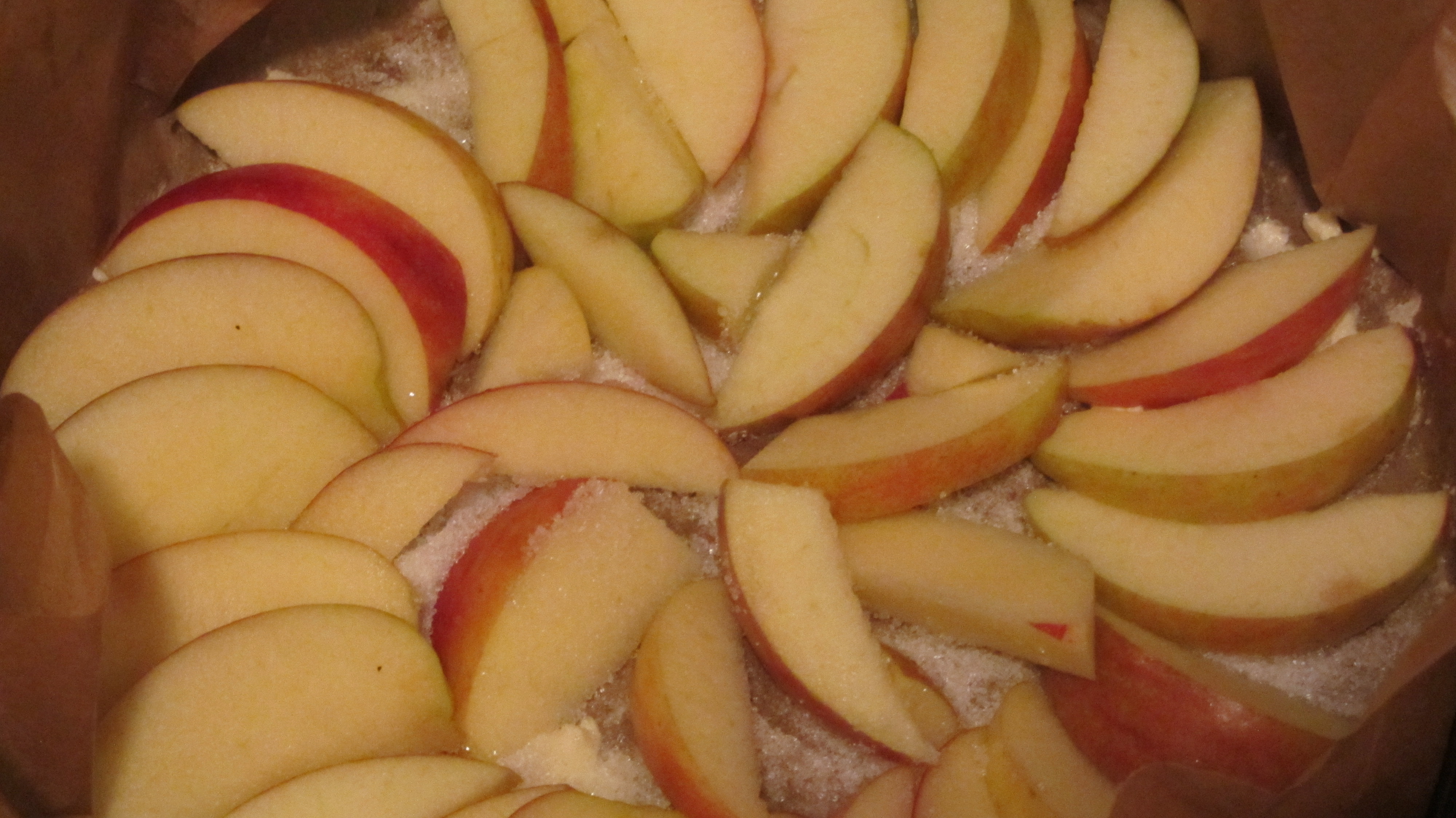 Tort cu mere caramelizate, banane si crema de vanilie
