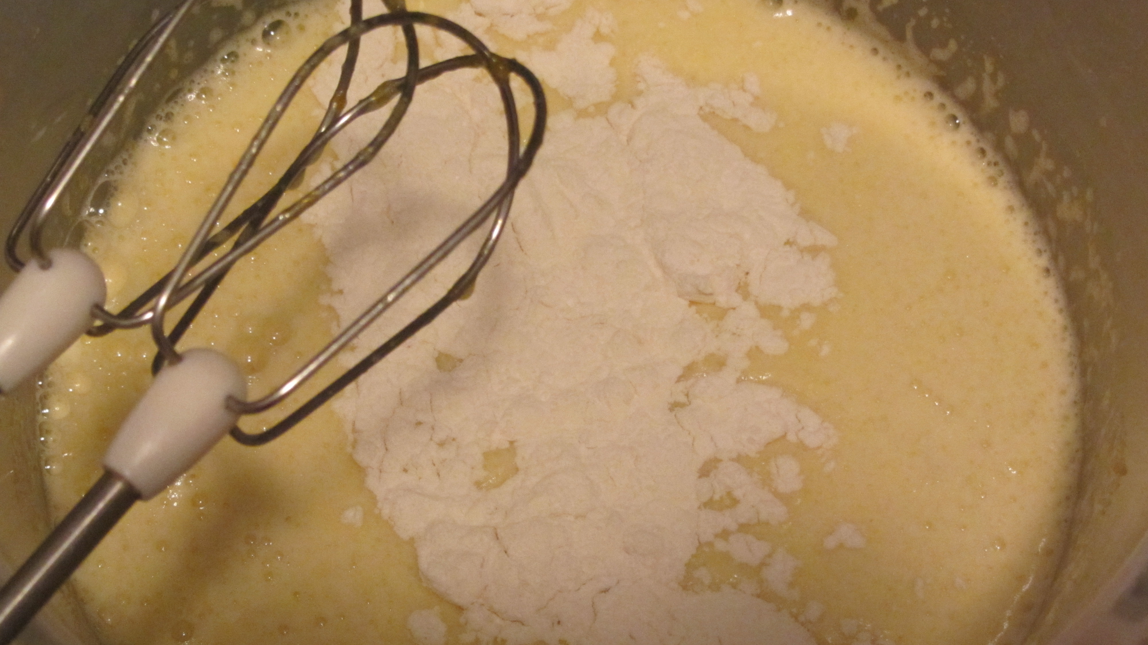 Tort cu mere caramelizate, banane si crema de vanilie