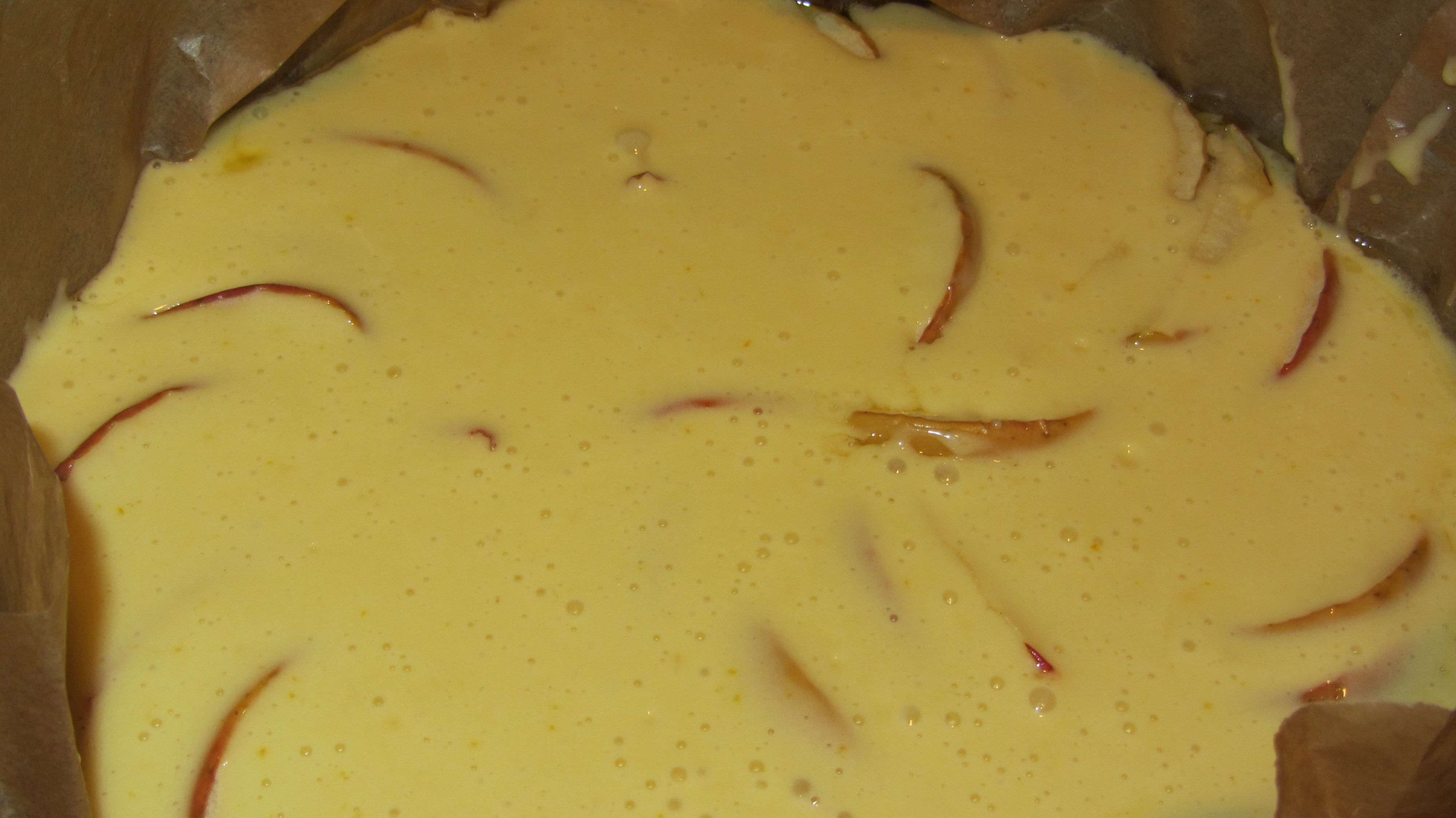 Tort cu mere caramelizate, banane si crema de vanilie