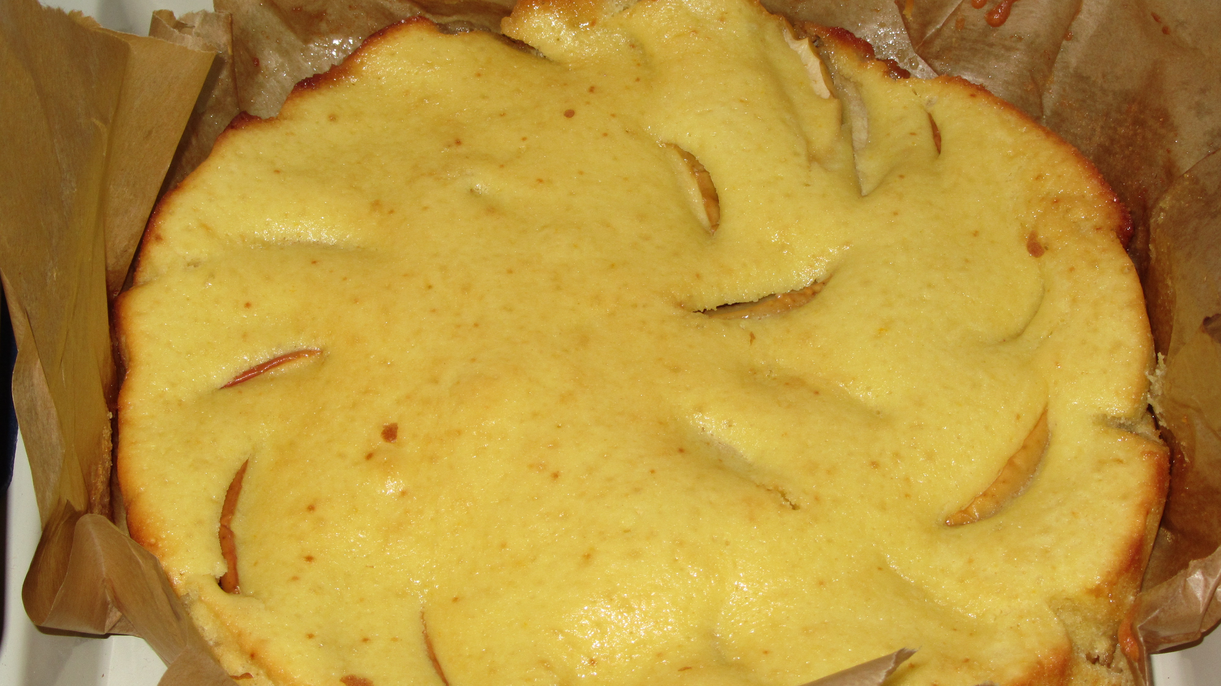 Tort cu mere caramelizate, banane si crema de vanilie