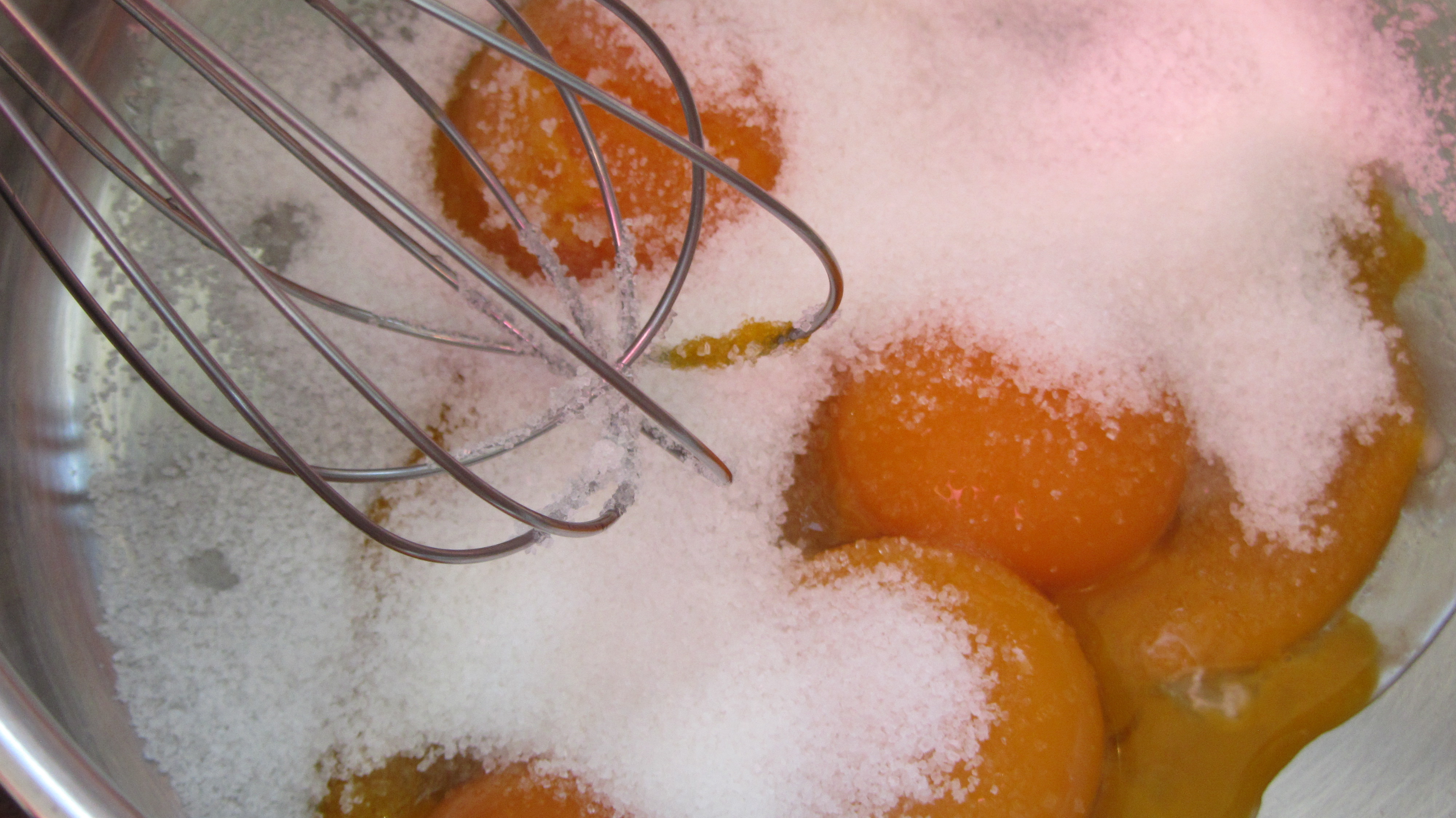 Tort cu mere caramelizate, banane si crema de vanilie