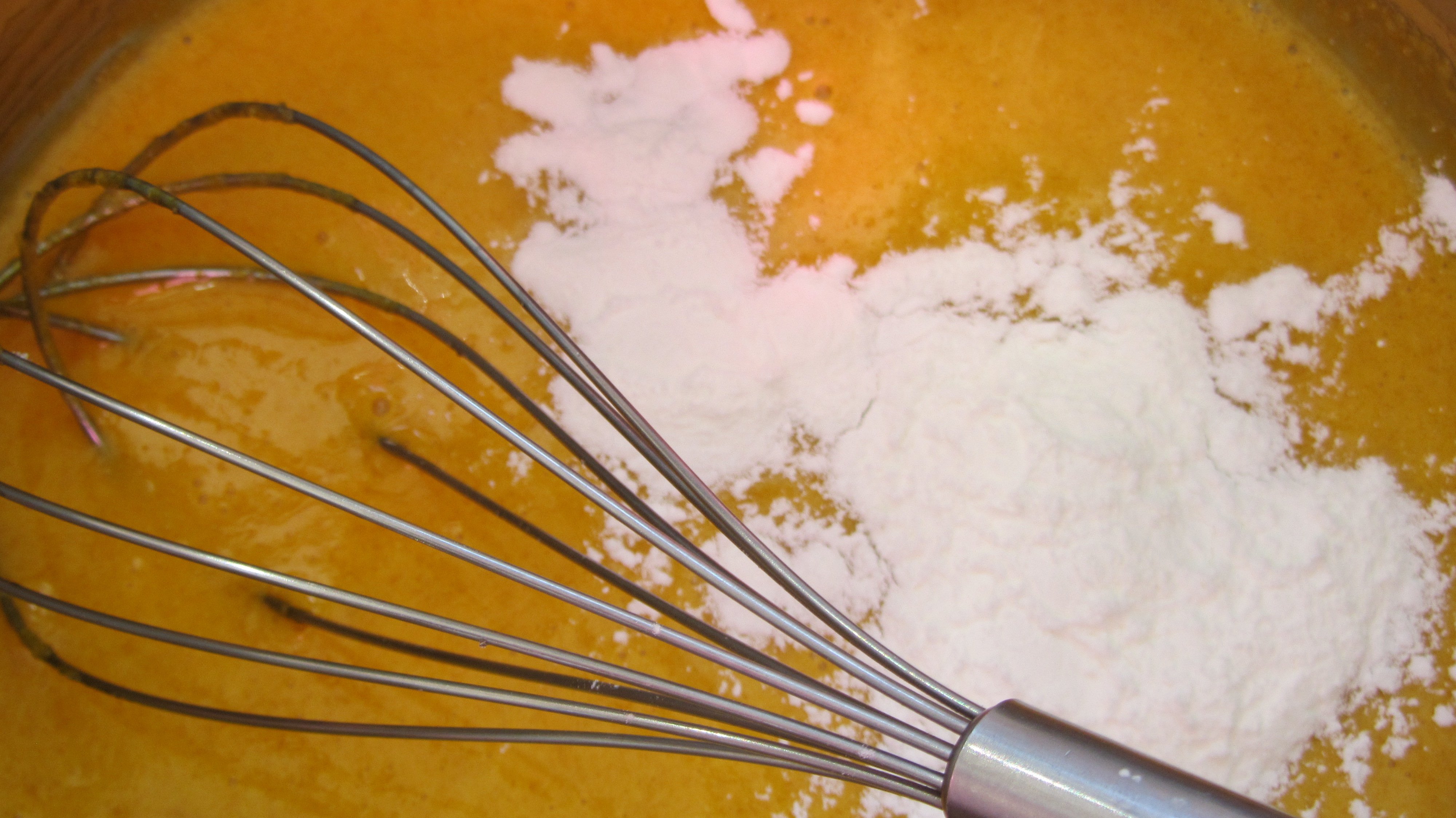 Tort cu mere caramelizate, banane si crema de vanilie