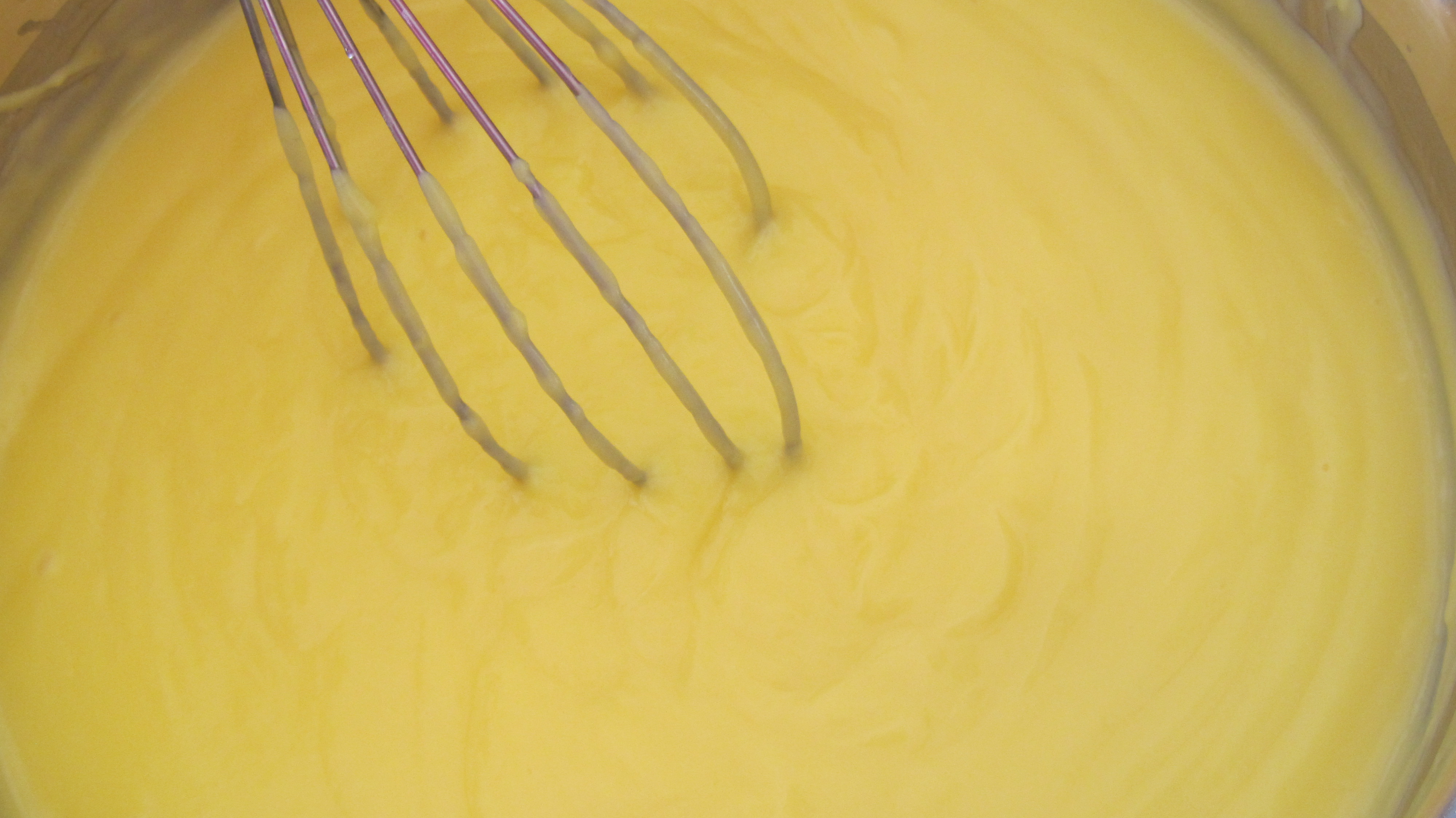 Tort cu mere caramelizate, banane si crema de vanilie