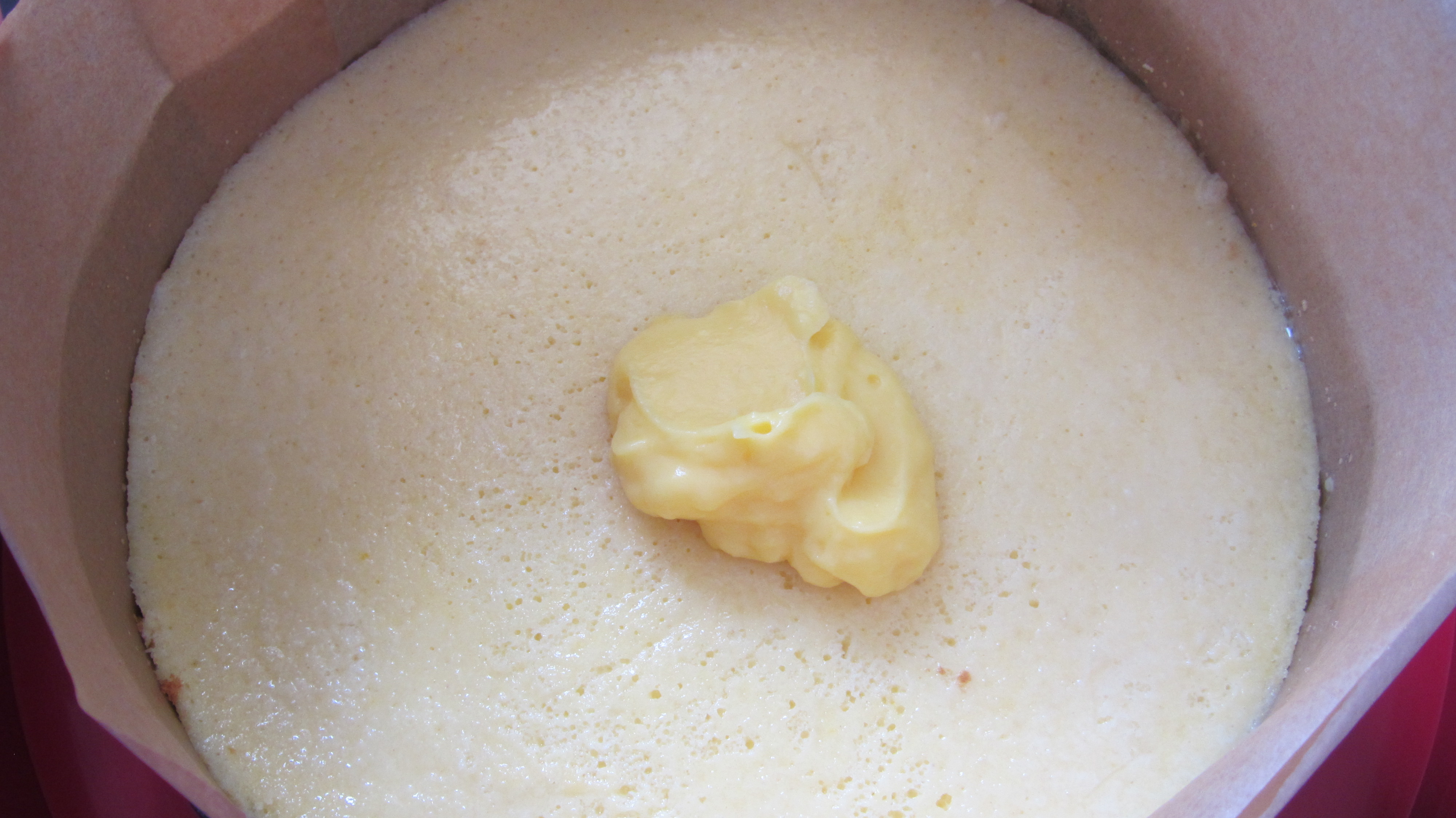 Tort cu mere caramelizate, banane si crema de vanilie