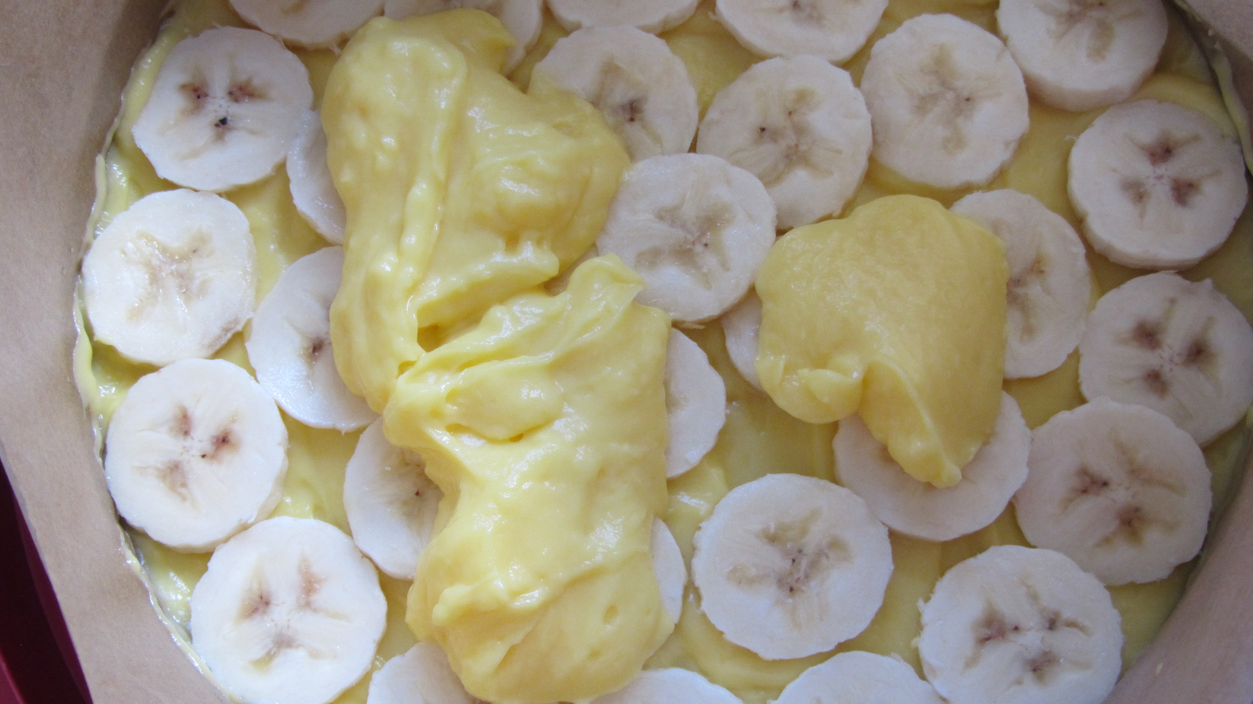 Tort cu mere caramelizate, banane si crema de vanilie