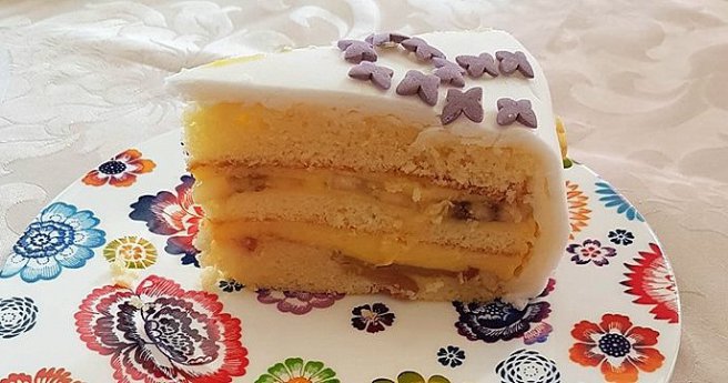 Tort cu mere caramelizate, banane si crema de vanilie