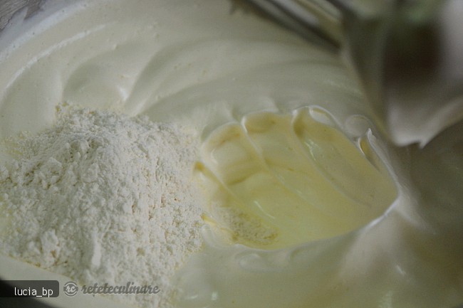 Prajitura cu Mere si doua Creme, Vanilie si Ciocolata
