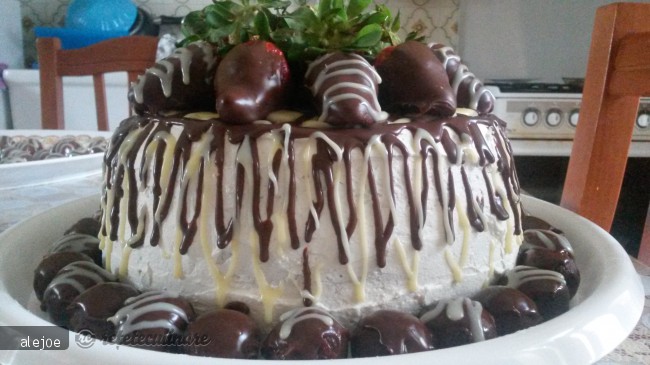 Tort Aniversar Copii cu Blat de Cacao si Crema Mascarpone
