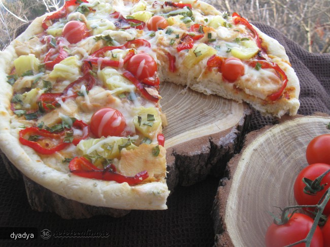 Pizza cu ananas si piept de pui