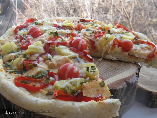 Pizza cu ananas si piept de pui