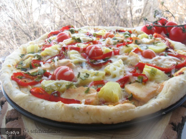 Pizza cu ananas si piept de pui