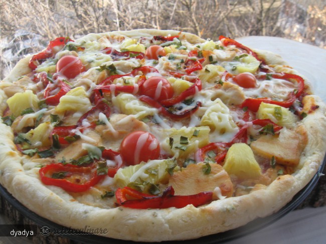Pizza cu ananas si piept de pui