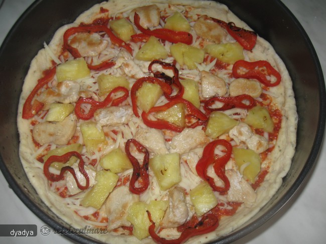 Pizza cu ananas si piept de pui