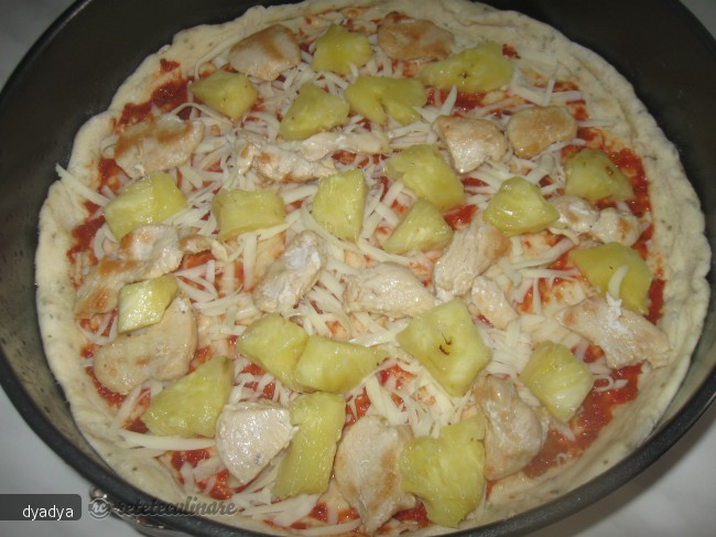 Pizza cu ananas si piept de pui