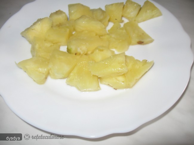 Pizza cu ananas si piept de pui