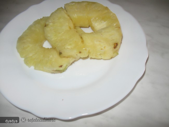 Pizza cu ananas si piept de pui