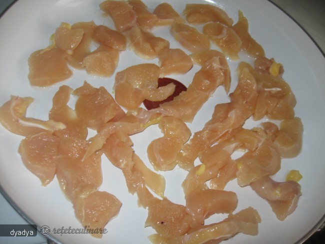 Pizza cu ananas si piept de pui
