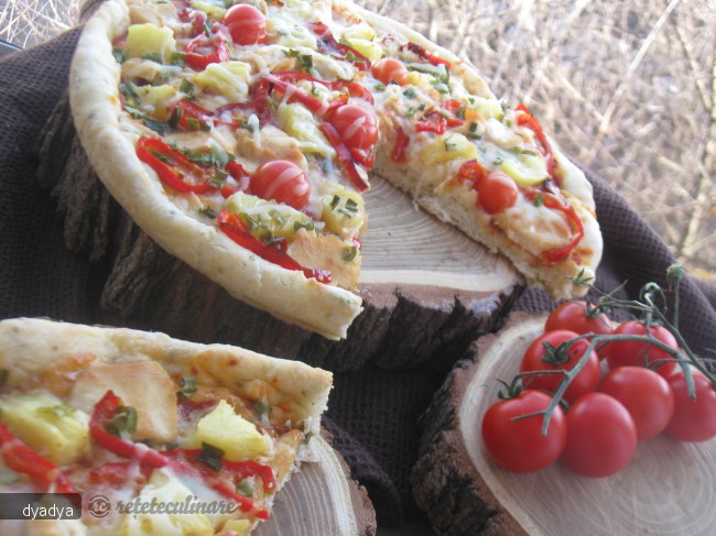 Pizza cu ananas si piept de pui