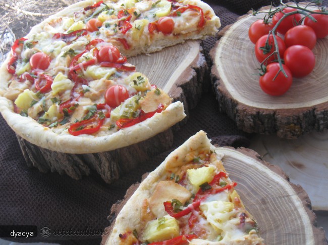Pizza cu ananas si piept de pui