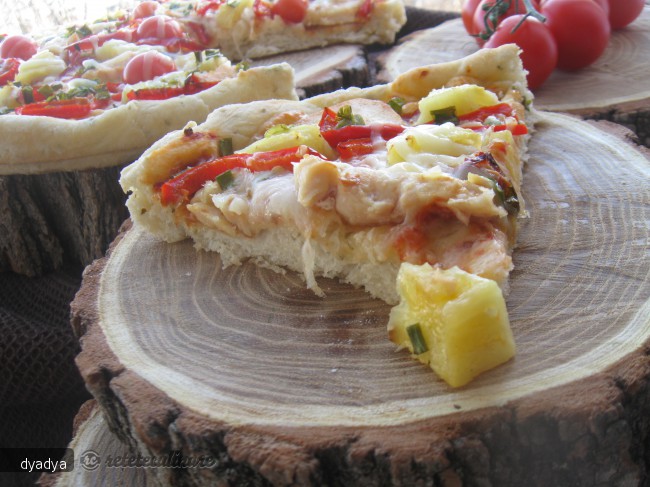 Pizza cu ananas si piept de pui