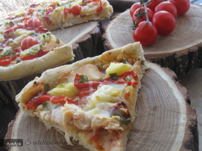 Pizza cu ananas si piept de pui