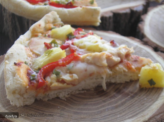 Pizza cu ananas si piept de pui
