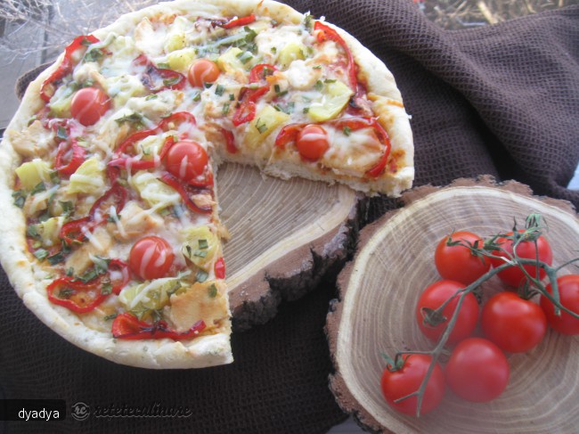 Pizza cu ananas si piept de pui